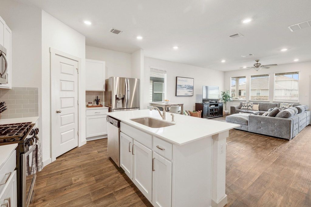 224 Lavaca River LN, Hutto, TX 78634