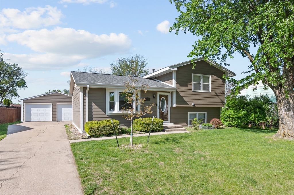 613 NE 7th Street, Grimes, IA 50111