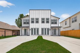 5027 Willow Glen Drive A-B, Houston, TX 77033