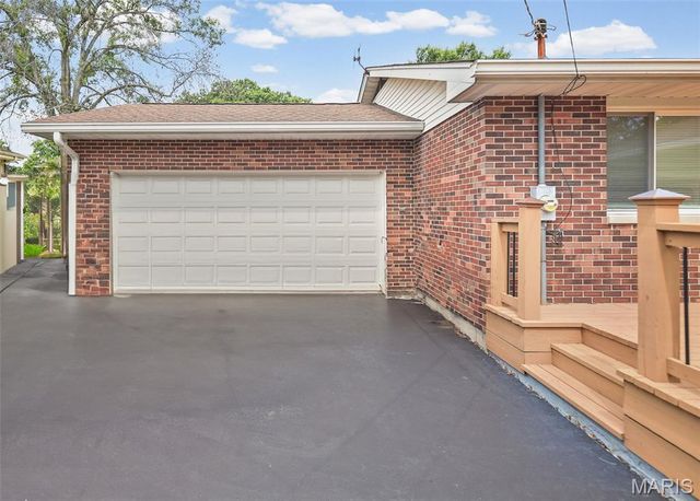 5303 River Aire Drive, Godfrey, IL 62035