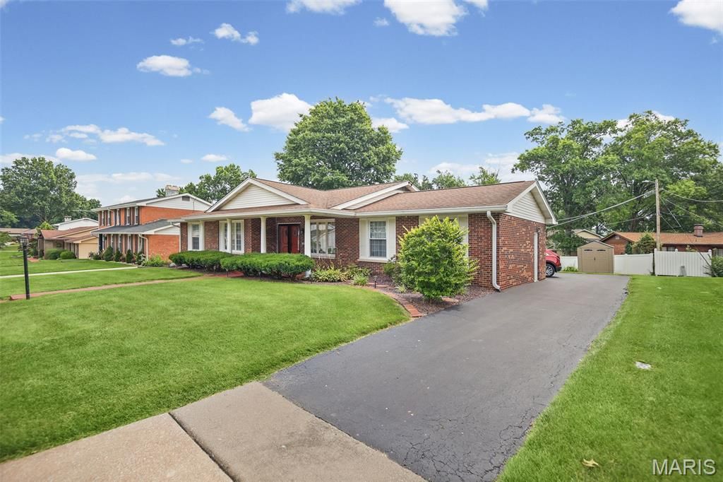 5303 River Aire Drive, Godfrey, IL 62035