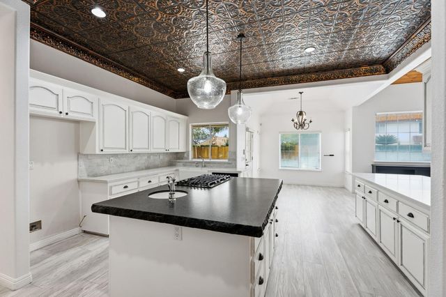 602 Fallbrook Ave, Clovis, CA 93611