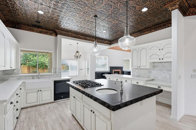 602 Fallbrook Ave, Clovis, CA 93611