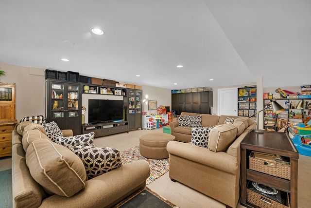 719 Stonebridge Road, Frankfort, IL 60423