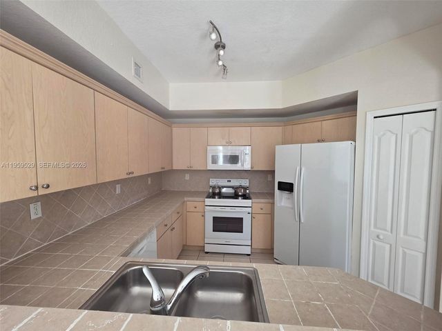 8826 W Flagler St 106, Miami, FL 33174