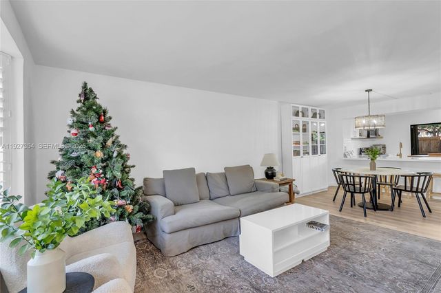 10080 SW 77th Ct, Miami, FL 33156