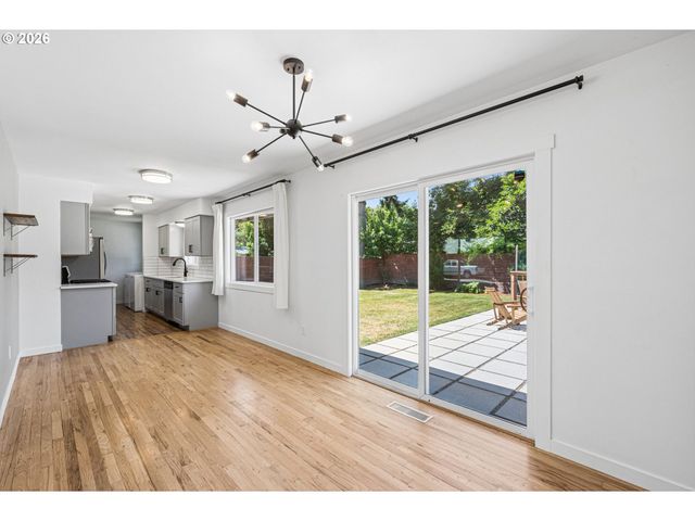 9609 N VAN HOUTEN Ave, Portland, OR 97203