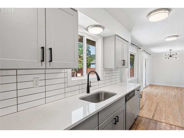 9609 N VAN HOUTEN Ave, Portland, OR 97203