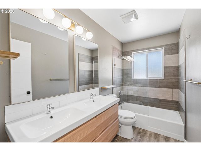 9609 N VAN HOUTEN Ave, Portland, OR 97203