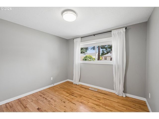 9609 N VAN HOUTEN Ave, Portland, OR 97203