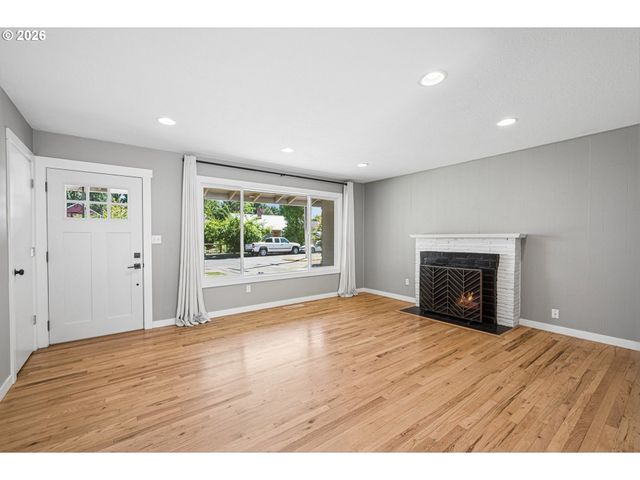 9609 N VAN HOUTEN Ave, Portland, OR 97203