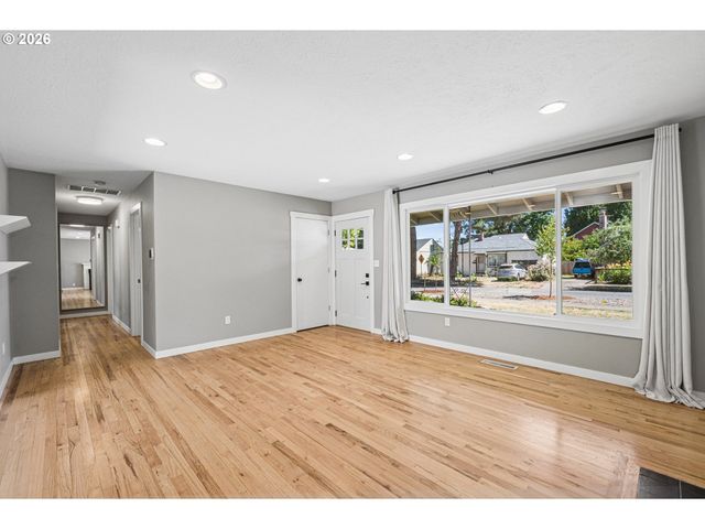 9609 N VAN HOUTEN Ave, Portland, OR 97203