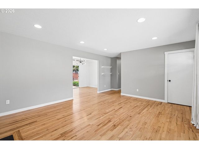 9609 N VAN HOUTEN Ave, Portland, OR 97203