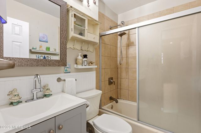 45 Woodshore W, Old Bridge, NJ 08857