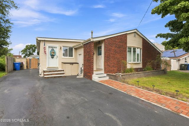 45 Woodshore W, Old Bridge, NJ 08857