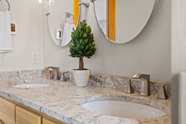 1555 E River Terrace, Minneapolis, MN 55414