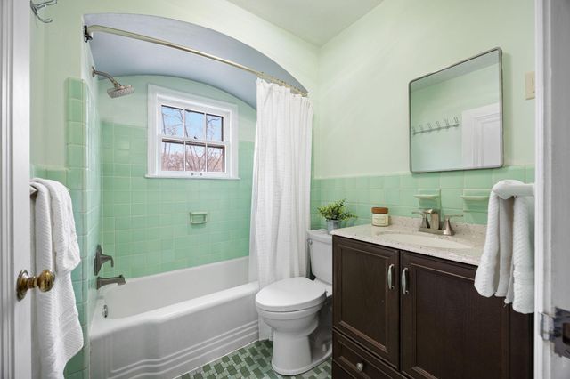 1555 E River Terrace, Minneapolis, MN 55414