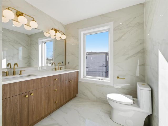 140A WEIGANDS LANE, Secaucus, NJ 07094