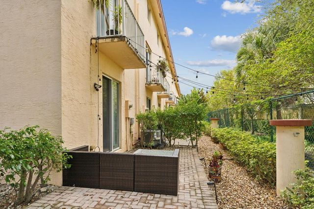 2469 NE 14 Street, Pompano Beach, FL 33062