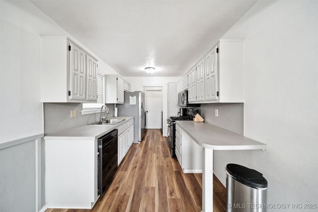 321 W 50th Place, Sand Springs, OK 74063