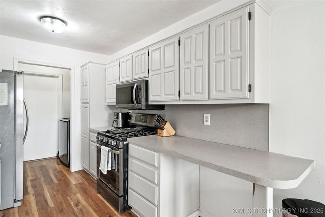 321 W 50th Place, Sand Springs, OK 74063