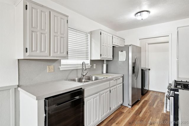 321 W 50th Place, Sand Springs, OK 74063