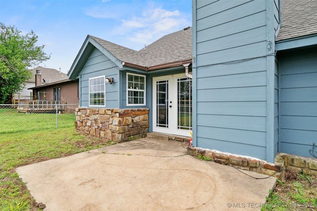 321 W 50th Place, Sand Springs, OK 74063