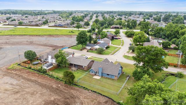 321 W 50th Place, Sand Springs, OK 74063