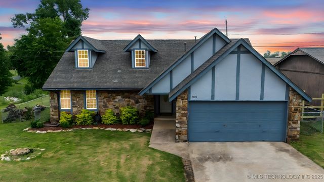 321 W 50th Place, Sand Springs, OK 74063