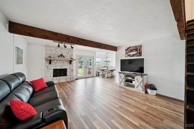 321 W 50th Place, Sand Springs, OK 74063