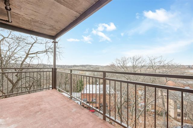 42-30 Douglaston Parkway 5C, Douglaston, NY 11363