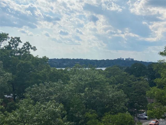 42-30 Douglaston Parkway 5C, Douglaston, NY 11363