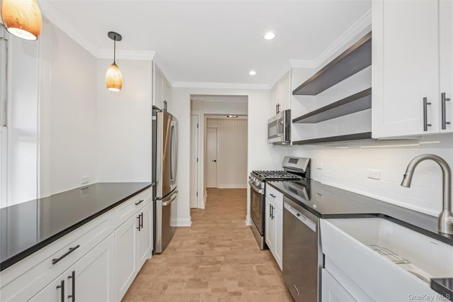 42-30 Douglaston Parkway 5C, Douglaston, NY 11363