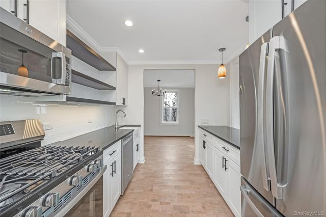 42-30 Douglaston Parkway 5C, Douglaston, NY 11363