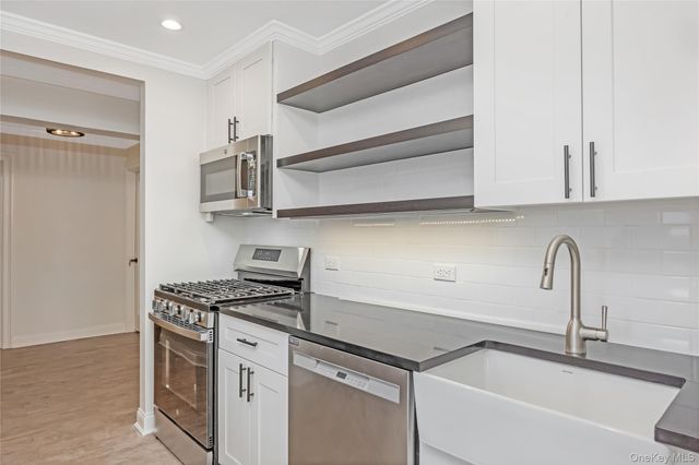42-30 Douglaston Parkway 5C, Douglaston, NY 11363