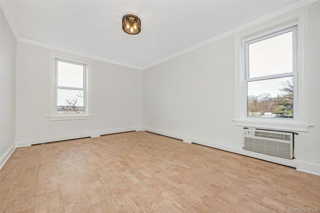 42-30 Douglaston Parkway 5C, Douglaston, NY 11363