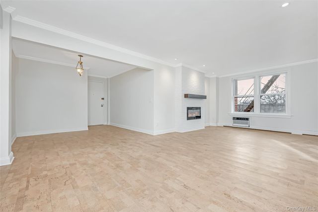 42-30 Douglaston Parkway 5C, Douglaston, NY 11363