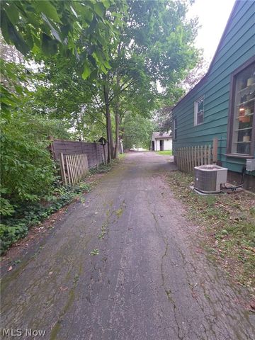 36 Benton Street, Austintown, OH 44515