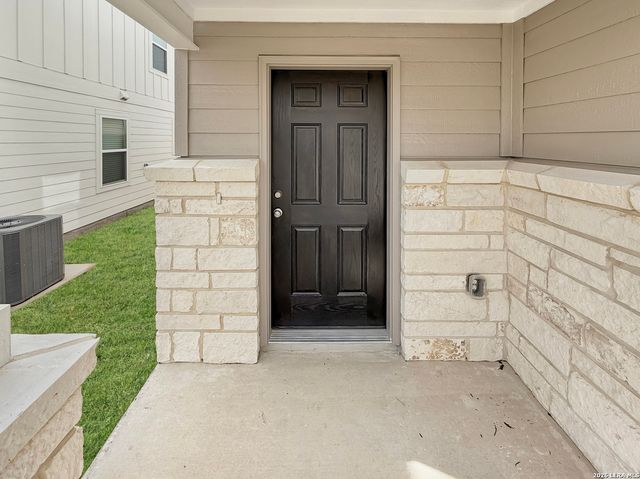 930 Bluegrass Pt, New Braunfels, TX 78130