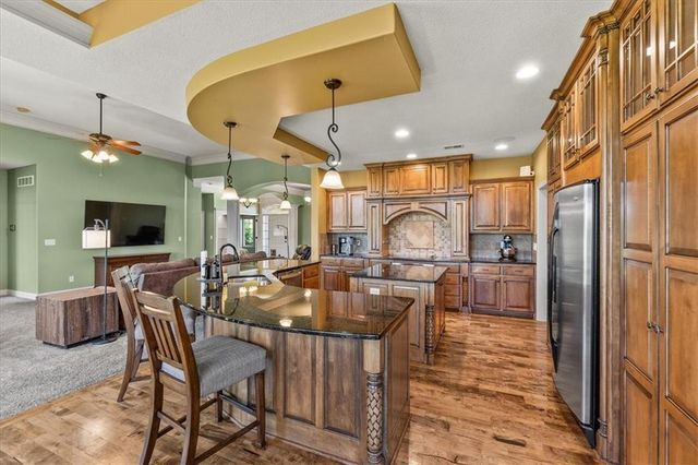 8070 Green Glades Court, Parkville, MO 64152
