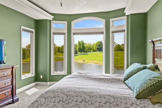 8070 Green Glades Court, Parkville, MO 64152