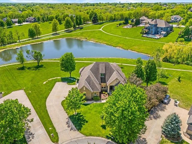 8070 Green Glades Court, Parkville, MO 64152