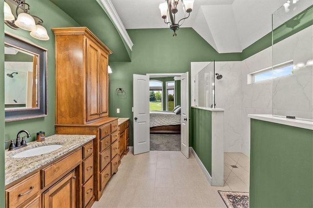 8070 Green Glades Court, Parkville, MO 64152