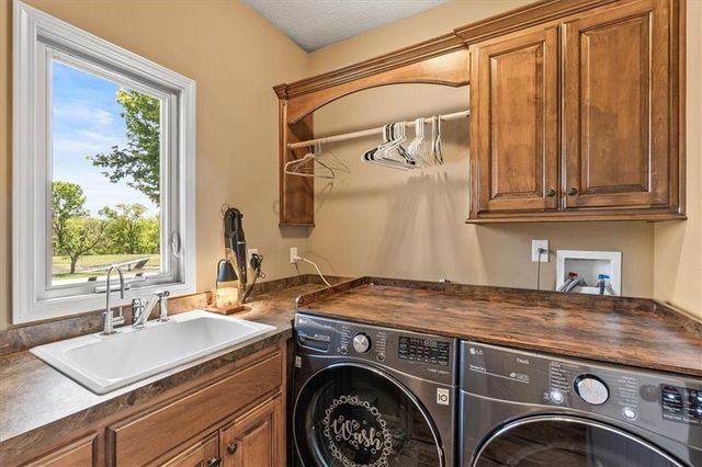 8070 Green Glades Court, Parkville, MO 64152