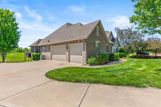 8070 Green Glades Court, Parkville, MO 64152