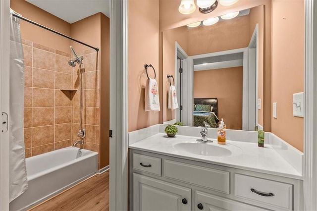 8070 Green Glades Court, Parkville, MO 64152