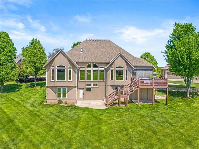 8070 Green Glades Court, Parkville, MO 64152
