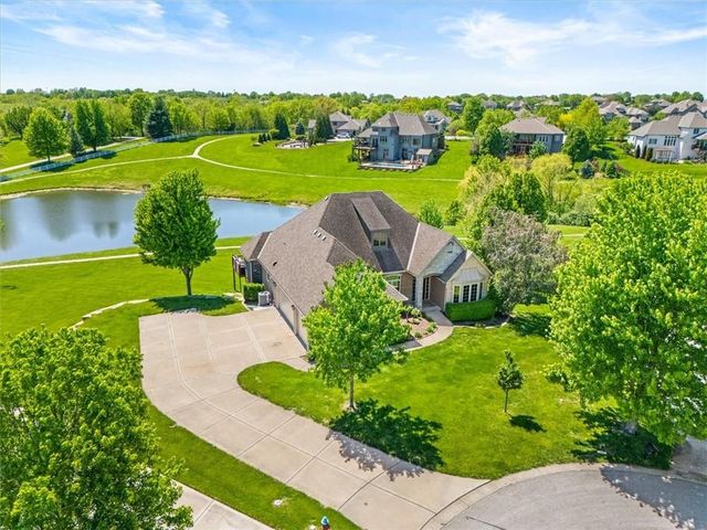 8070 Green Glades Court, Parkville, MO 64152