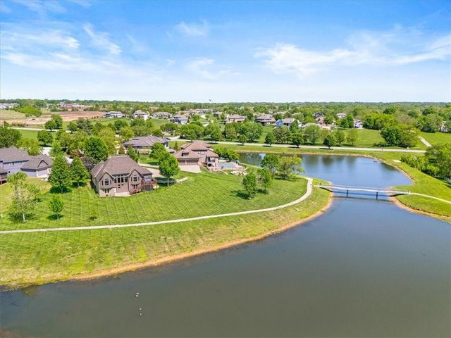 8070 Green Glades Court, Parkville, MO 64152