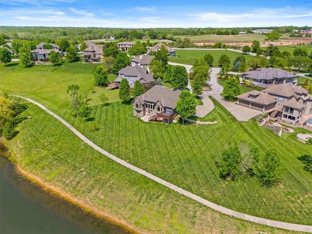 8070 Green Glades Court, Parkville, MO 64152